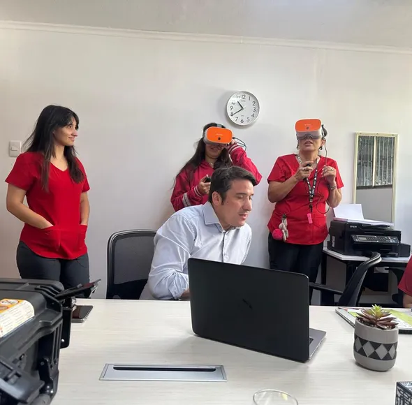Docentes explorando los visores ClassVR durante una sesión de capacitación.