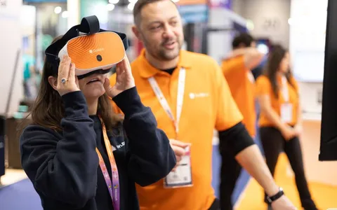 Demostración de un visor ClassVR con acompañamiento de un especialista.