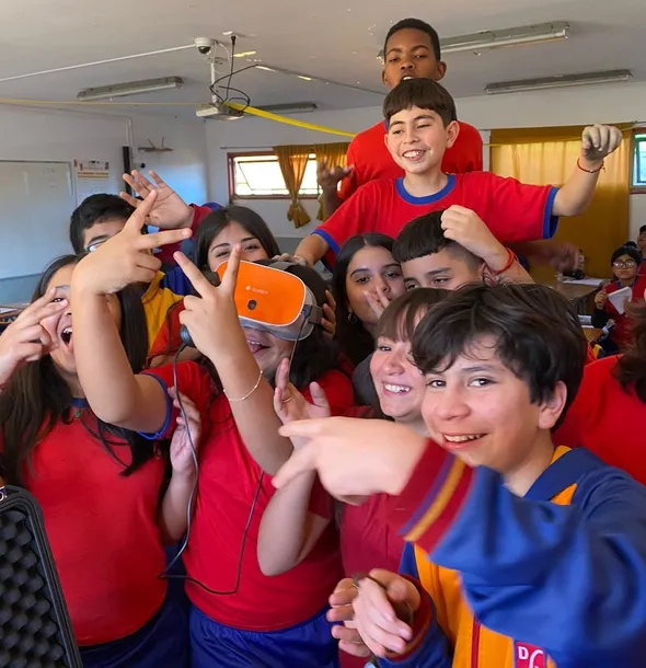 Estudiantes de un colegio compartiendo una experiencia con visores ClassVR.